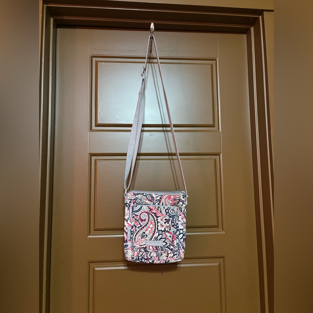 Vera Bradley Pink Paisley Crossbody with Gray Strap🩷